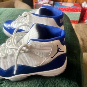 Beautiful & like new Blue and White Jordan Sneakers size 9 high top concords.